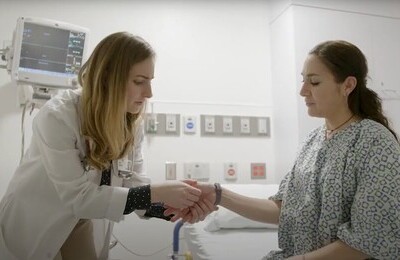 Кодирование Аквилонг в Эртиле Врач держит пациентку за руку