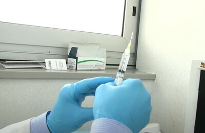 Проведение кодирования Вивитролом в Эртиле Шприц с Вивитролом в руках у врача